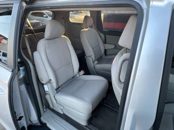 2016 Kia Sedona LX 4dr Mini-Van - Image 8