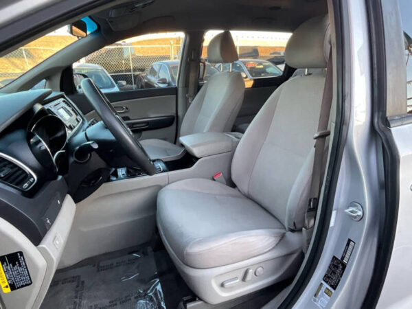 2016 Kia Sedona LX 4dr Mini-Van - Image 11